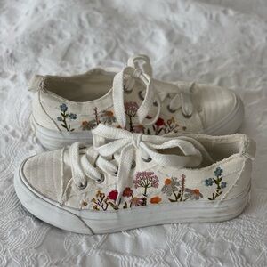 Women’s White Blowfish Malibu Sadie-Sun Embroidered Platform Sneakers